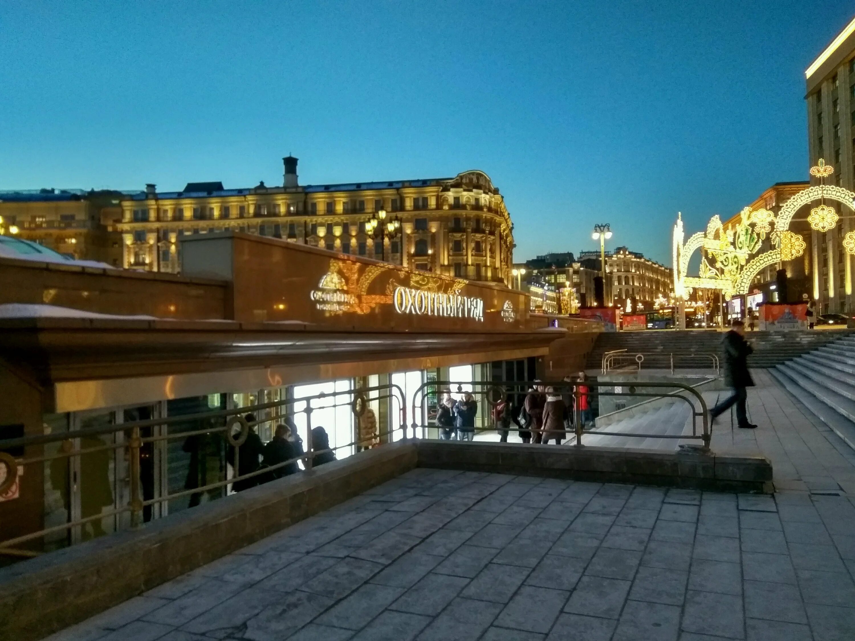 Московский охотно. Торговый центр на Манежной площади в Москве. Торговый центр Манежная площадь Москва магазины. ТЦ Охотный ряд. Подземный торговый центр в Москве Охотный ряд.