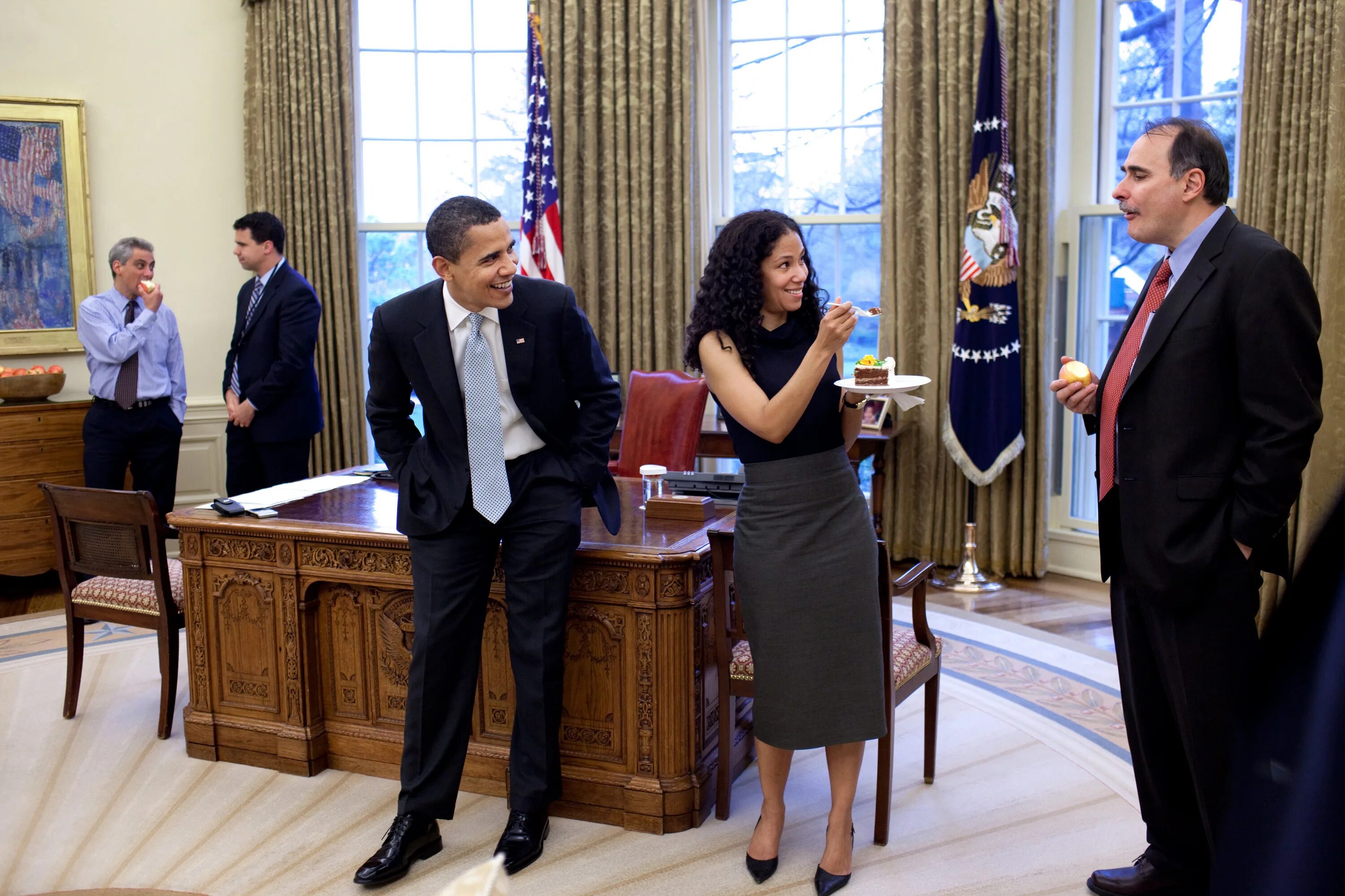 Белый дом обамы. Обама в овальном кабинете. obama white house. обама в белом доме. овальный кабинет в белом доме.