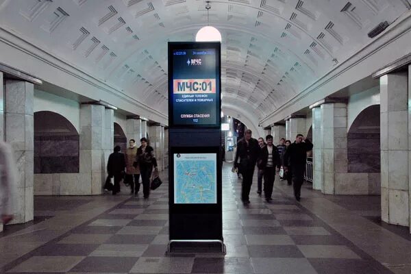 Включи дисплей на станции. Станция с экраном. Экраны на станциях метро. Защитные экраны в метро. Информационный терминал в метро.