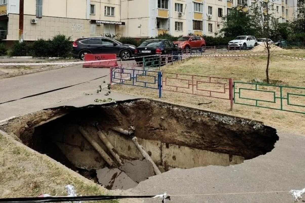 Огромная яма на дороге. Ямы во дворе. Ямы во дворах асфальт. Учреждения ям