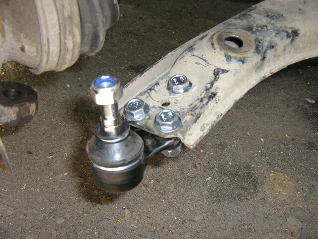 замена шаровых опор передней подвески (двигатель 2AZ) - Toyota Avensis II, 2,4 л