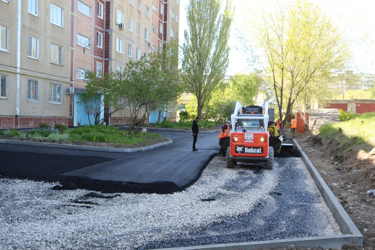 Саратов ремонтная. Благоустройство двора. Ремонт дворов. Ремонт дворовой территории. Российский двор.