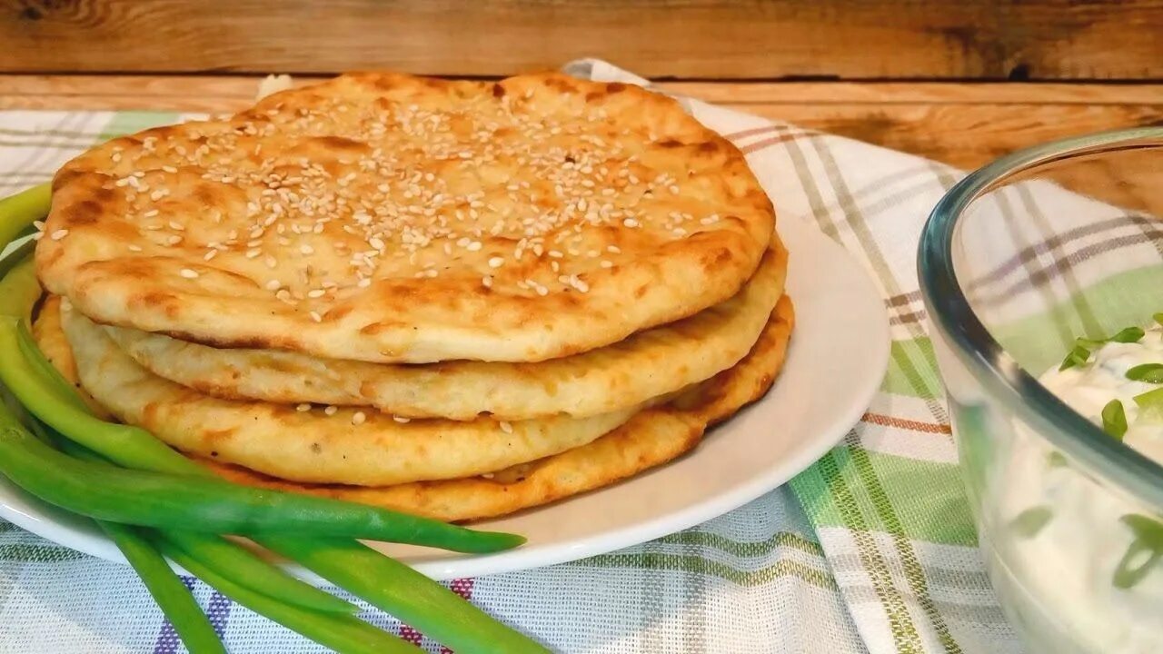 Лепешка с картошкой. Картофельные лепешки. Картофельная лепешка на дрожжах. Лепешка-кармашки. Ирландская картофельная лепешка.