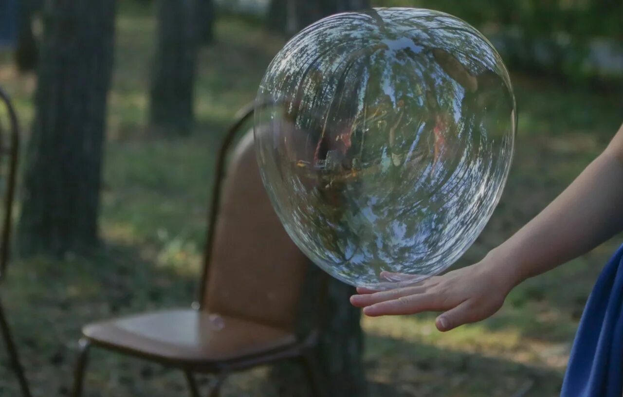 Выдувание мыльных пузырей. Выдуйте несколько мыльных пузырей обратите внимание. Мыльные пузыри. Открытки день пускания мыльных пузырей. Мыльные пузыри.