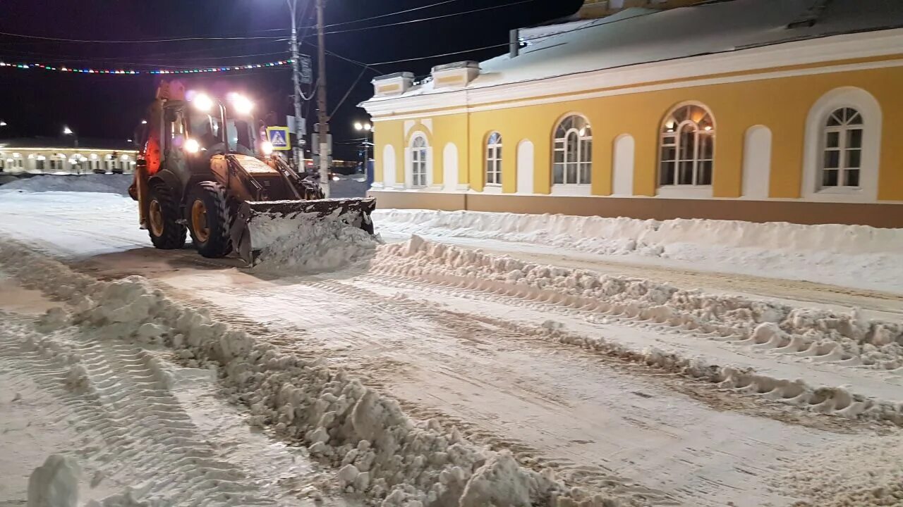 Уборка снега на пешеходных Мостах Гормост. Поступление техники ы Костромаавтодор в декабре 2022. ООО ТРАНСАРСЕНАЛ Кострома. Островские дорожники Костромской области талые воды отводят с дороги.