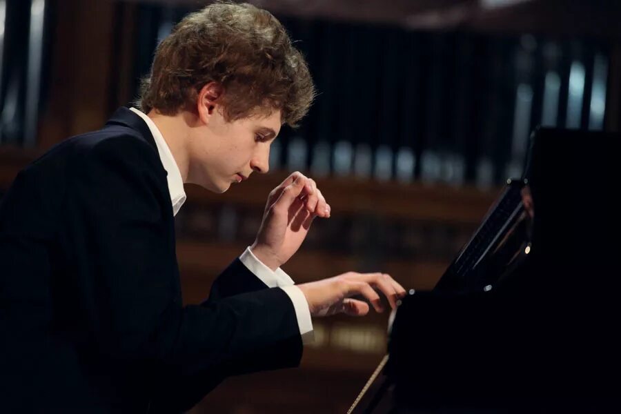 даниил трифонов пианист фото. дмитрий маслеев. солист фортепиано. концерт два пианиста. солист фортепиано.