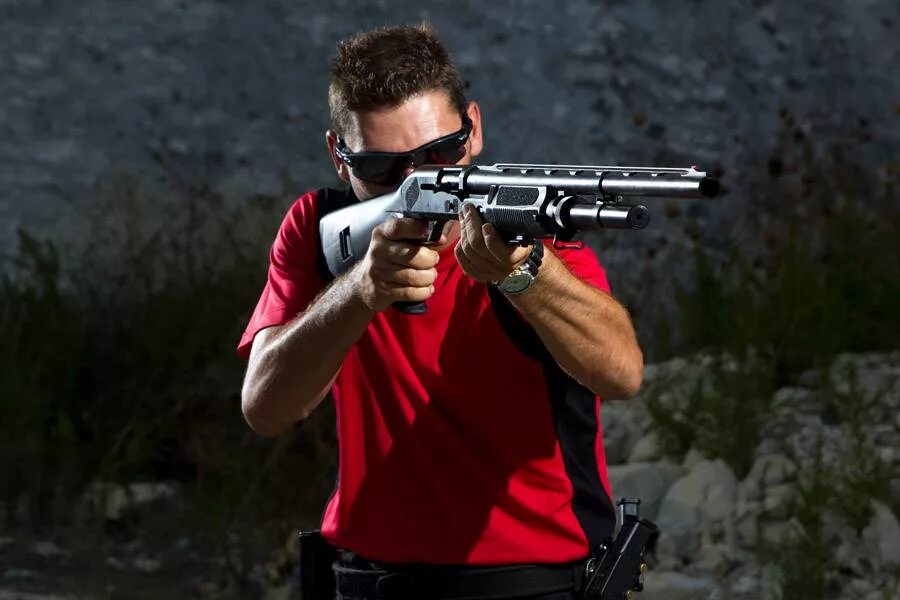 охотничье ружье заряжают. перезарядка винтовки. перезарядка винтовки. винтовка мосина снайперская. обрез охотничьего ружья.