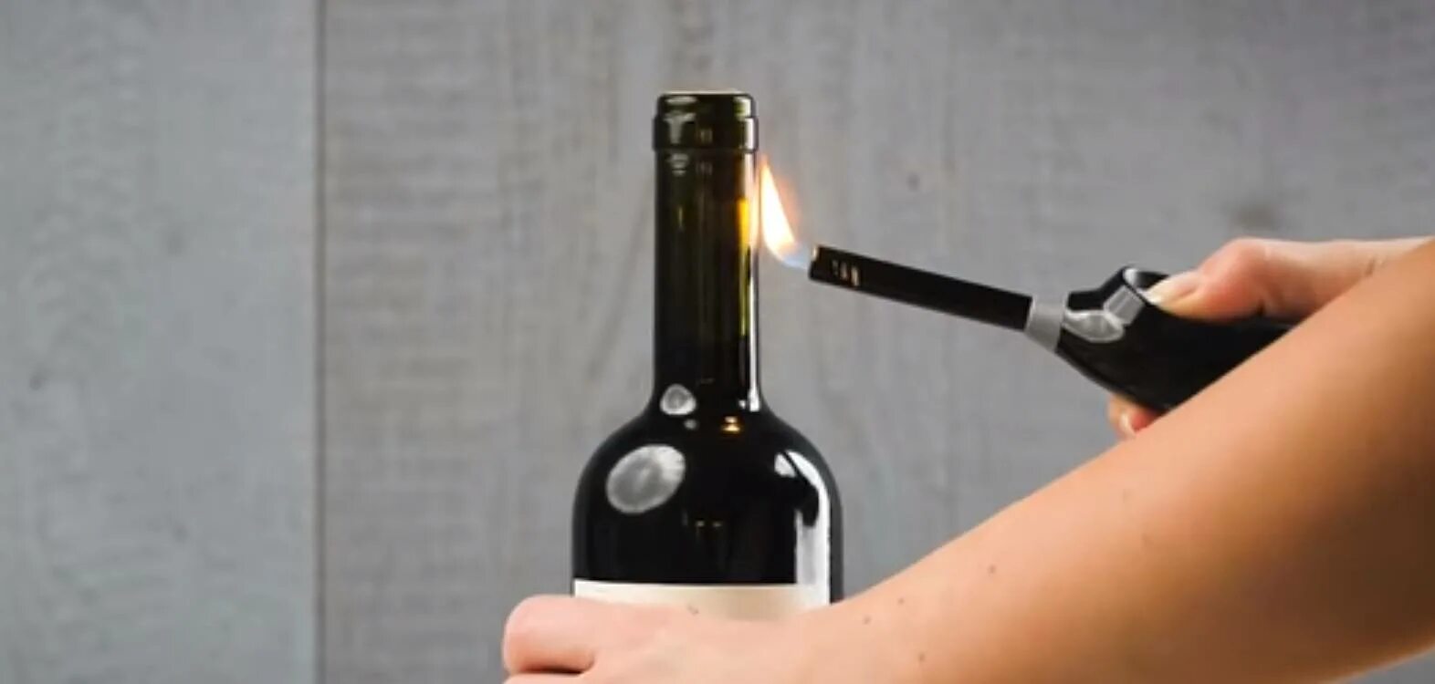 Что делать если не можешь открыть бутылку. Бутылку вина без штопора. открыть вино без штопора. открыть бутылку вина без штопора. пробка для бутылки вина.
