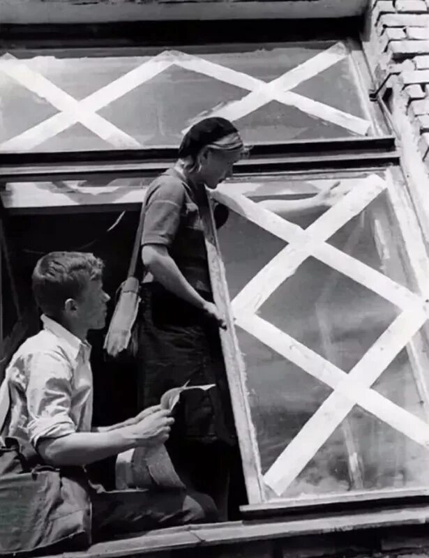 Окна блокадного ленинграда заклеенные крестами. Зачем во время блокады заклеивали окна крест накрест. Блокада ленинграда окна заклеивали. Заклеенные окна в блокаду. Зачем во время войны заклеивали окна крест-накрест бумагой.