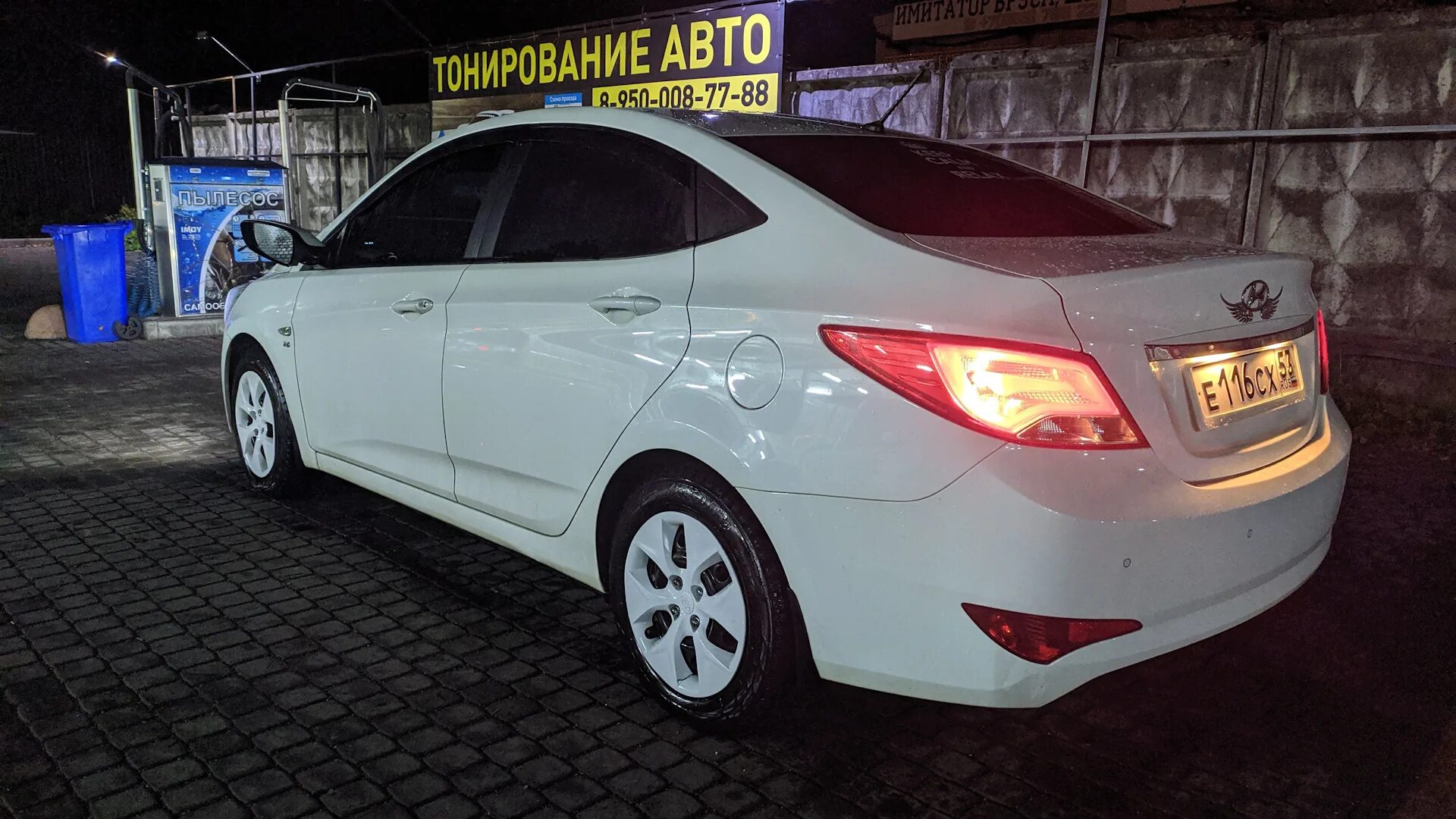 Колпачки на хендай солярис. Хендай Солярис 2016 колпаки. Solaris Hyundai белый r17 вертушки. Hyundai Solaris 2015 года с белым колпаком. Хендай Солярис с белыми колпаками.