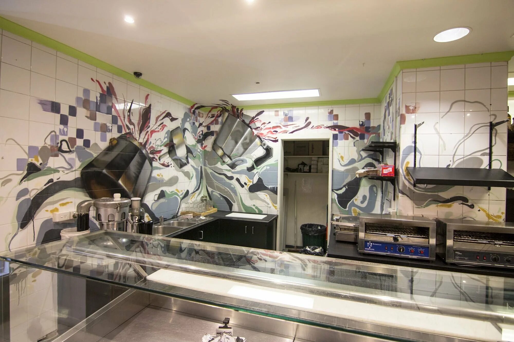 Коридор в стиле граффити. Граффити на кухне на стене. Кухня в стиле граффити. Граффити на кухне. Граффити на кухне на стене.