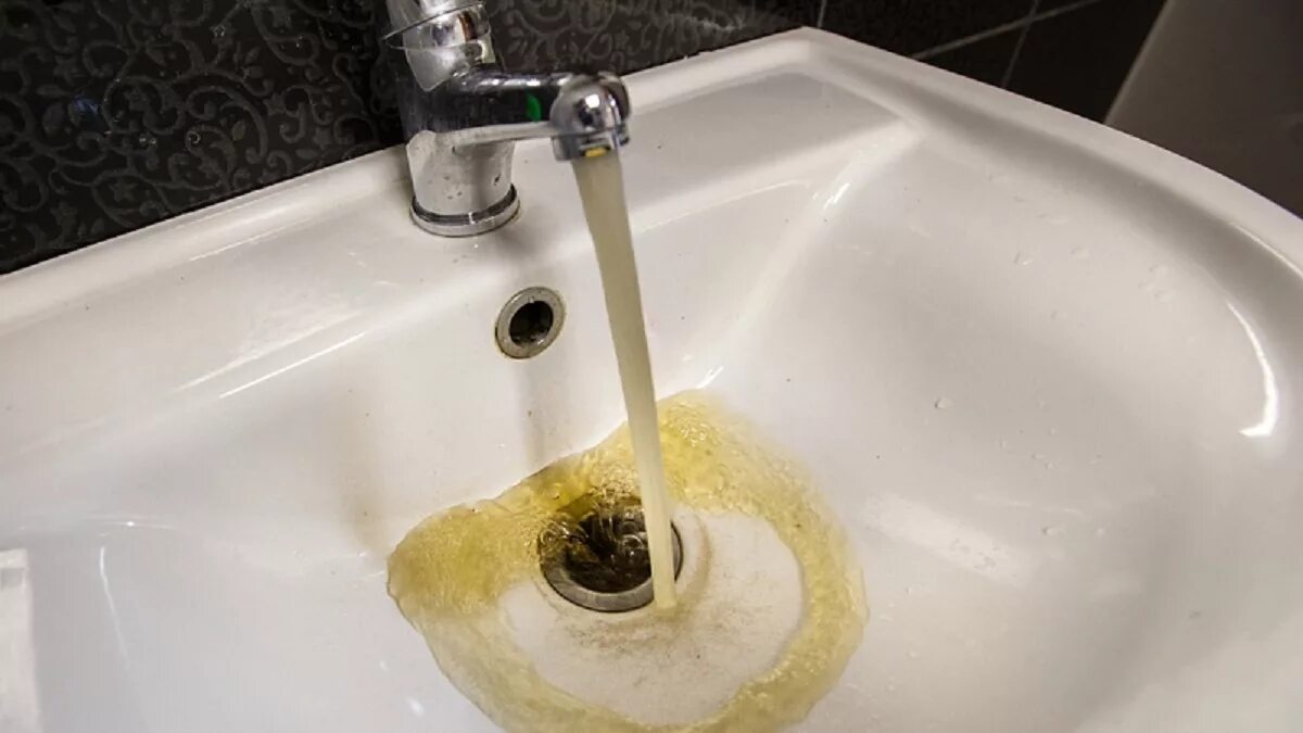 грязная вода из крана. мутная вода из крана. плохая вода из крана. ржавая вода. почему вода из крана грязная.