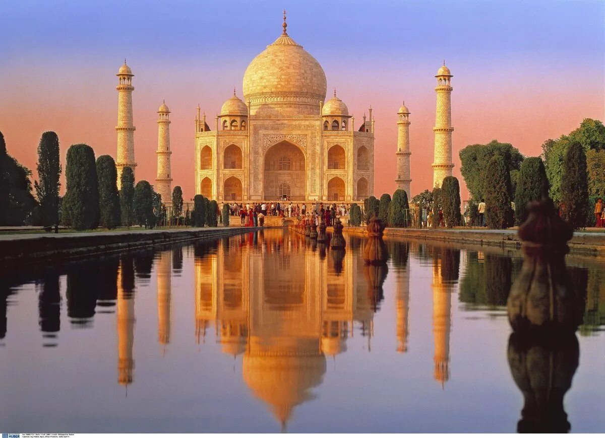 Архитектурное сооружение индии одно из чудес света. Семь чудес света мавзолей мавсола. Дворец махабат макбара. Дворец в индии тадж махал. Мавзолей в галикарнасе.