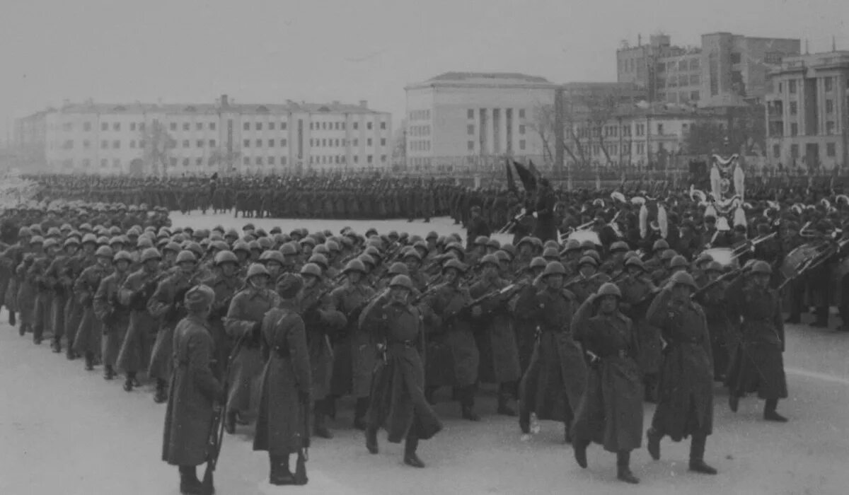 Парад 7 ноября 1941 года в Куйб. Парад памяти в Куйбышеве 1941. Парад в Самаре 7 ноября 1941 года. Парад памяти 7 ноября 1941 года в Куйбышеве. Победа куйбышева