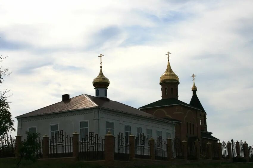 Погода в новомихайловском красногвардейского ставропольского края. Красногвардейское церкви Ставропольский край. Церковь село Новомихайловское Красногвардейский район. Часовня Архангела Михаила Красногвардейское Ставропольский край. Церковь село Красногвардейское Ставропольский край.