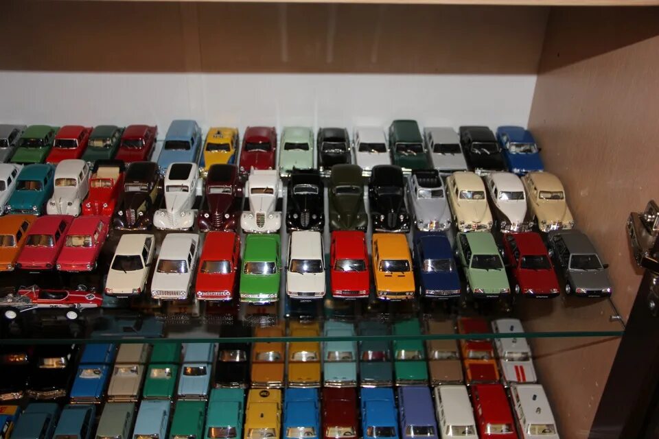 1 43 коллекционные. Коллекция машинок. Коллекция моделей автомобилей. Коллекция масштабных моделей. Коллекция моделик машинок.