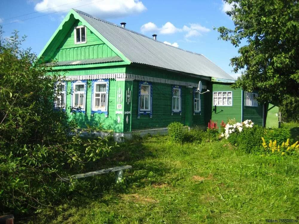 Дом в деревне. Ухоженный дом в деревне. Частный дом в деревне. Деревенский дом с участком.