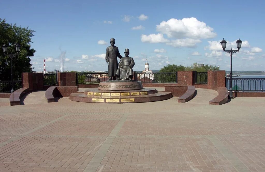 Смотровая площадка ижевск. Памятник оружейникам в ижевске. памятник ижевским оружейникам памятники ижевска. площадь оружейников ижевск. ижевский оружейник ижевск.