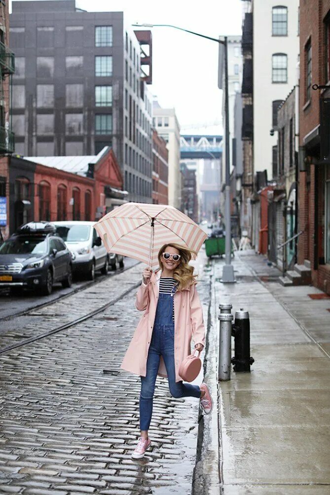 Фотосессия в коже под дождем. Дождливая мода. Девушка под зонтом. Мода в дождь летом. Мода в дождь.