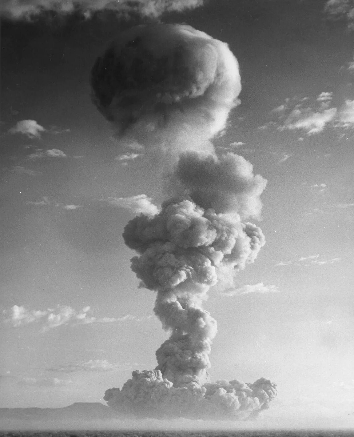 Где был ядерный взрыв. Атолл Муруроа ядерные испытания. Ядерный взрыв. Ядерный гриб. Атомный взрыв.