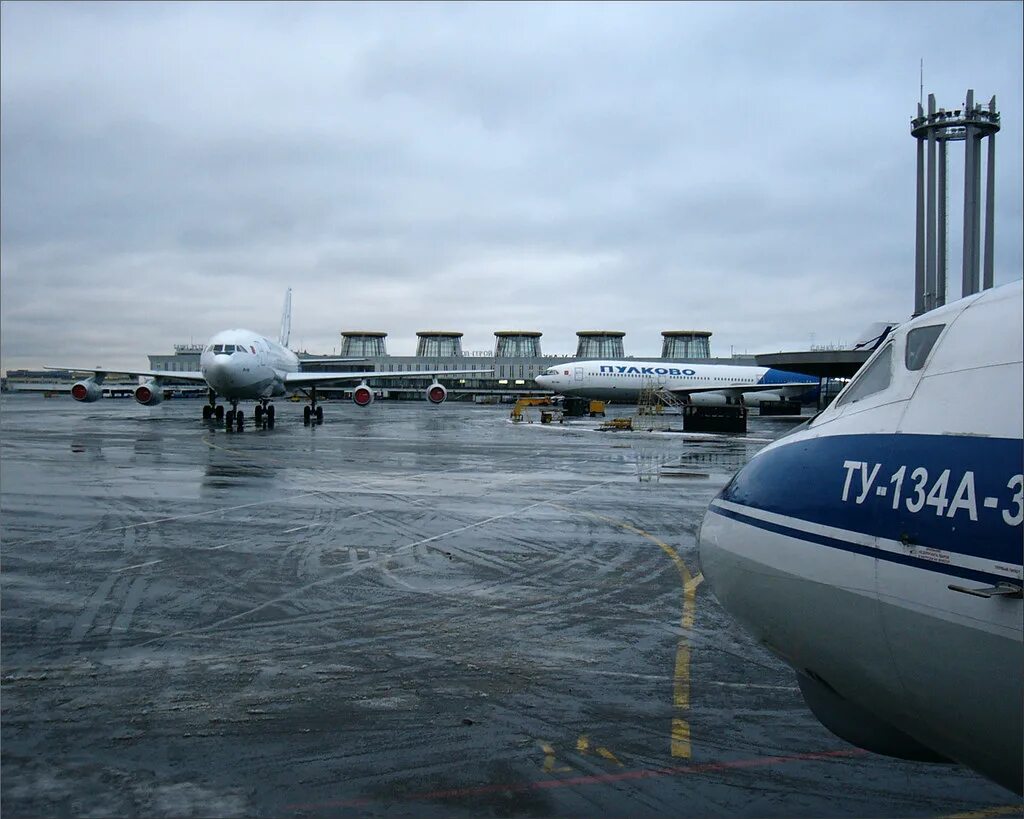 Панорама аэропорт пулково терминал 1. Аэропорт пулково 90-х. Модель ту-154 пулково. Сателлиты пулково 1. Световые фонари аэропорта пулково после рекоестцкцмм.