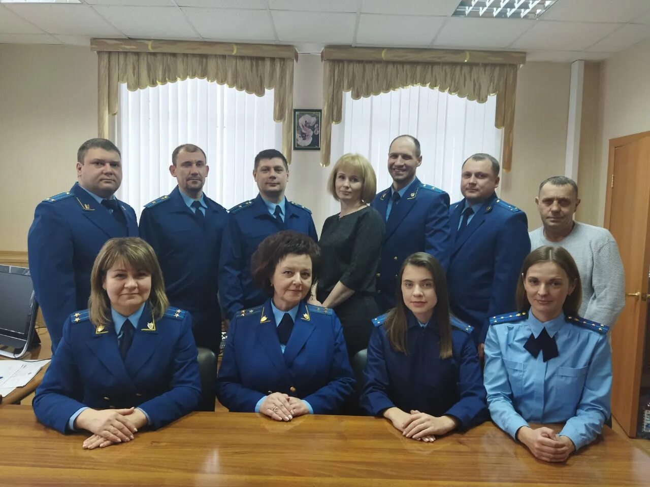 Прокуроры получают. Сотрудники прокуратуры. Прокурор зарплата в месяц. Прокуроры получают. Прокурор в судебном заседании.