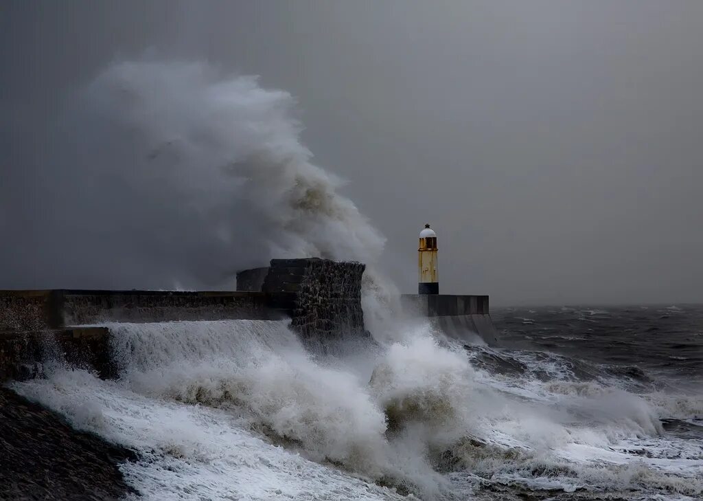 Шторм. Маяк в шторм. Шторм фото. Норвежское море в шторм. Шторм перенесший