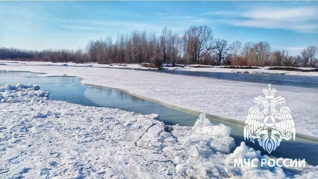 Барнаул курья. Тонкий лед Алтайский край. Фото треснувшего льда на речке в формате 3:4. Река вскрылась. Рыба где находится.