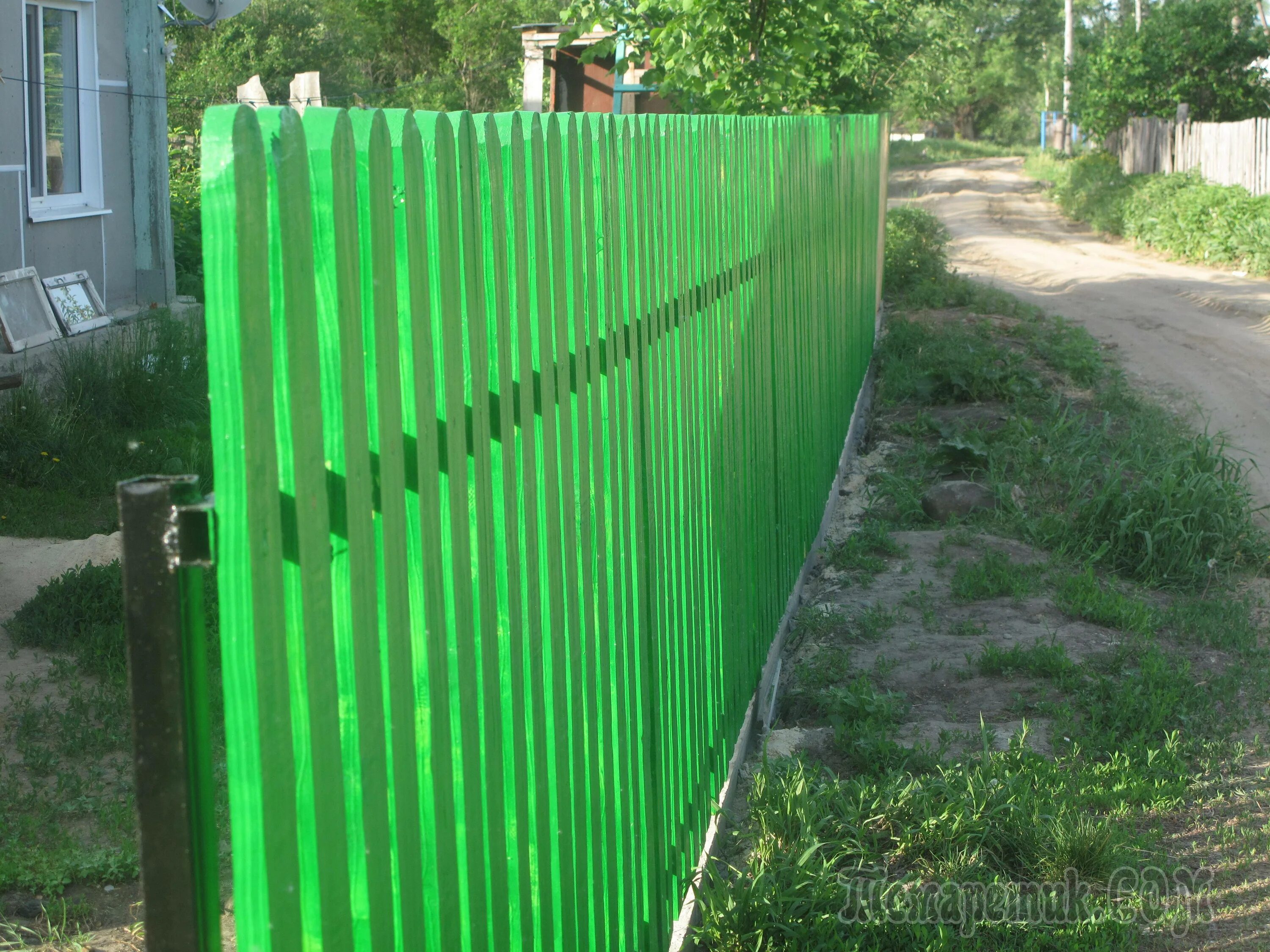 Зеленый деревянный забор. 6002 рал штакетник. Деревянный крашеный забор. Покрасить в зеленый цвет забор. Маленький забор.