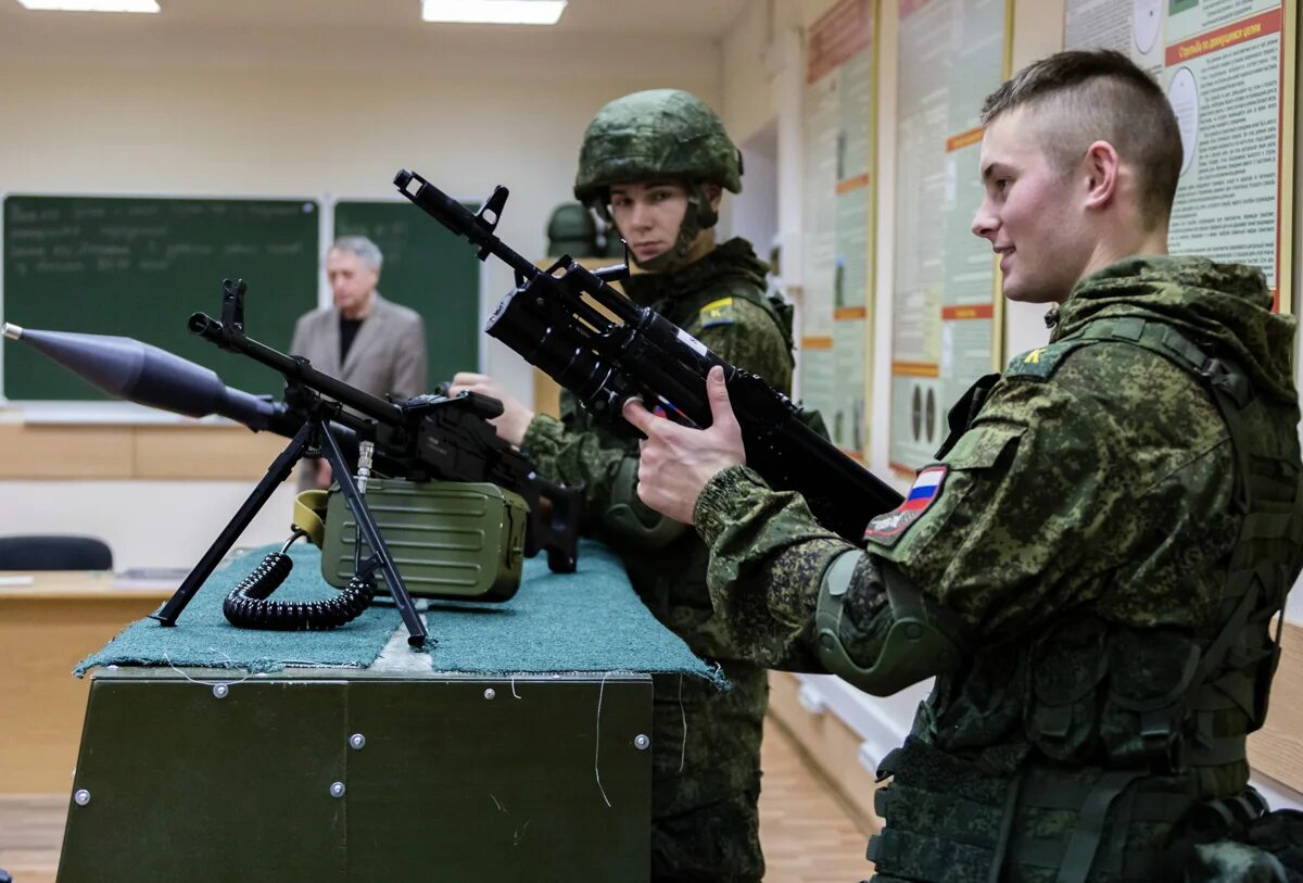 Военная подготовка. Занятия по военной подготовке. Солдат Российской армии. Военная подготовка солдат. Контракт сву