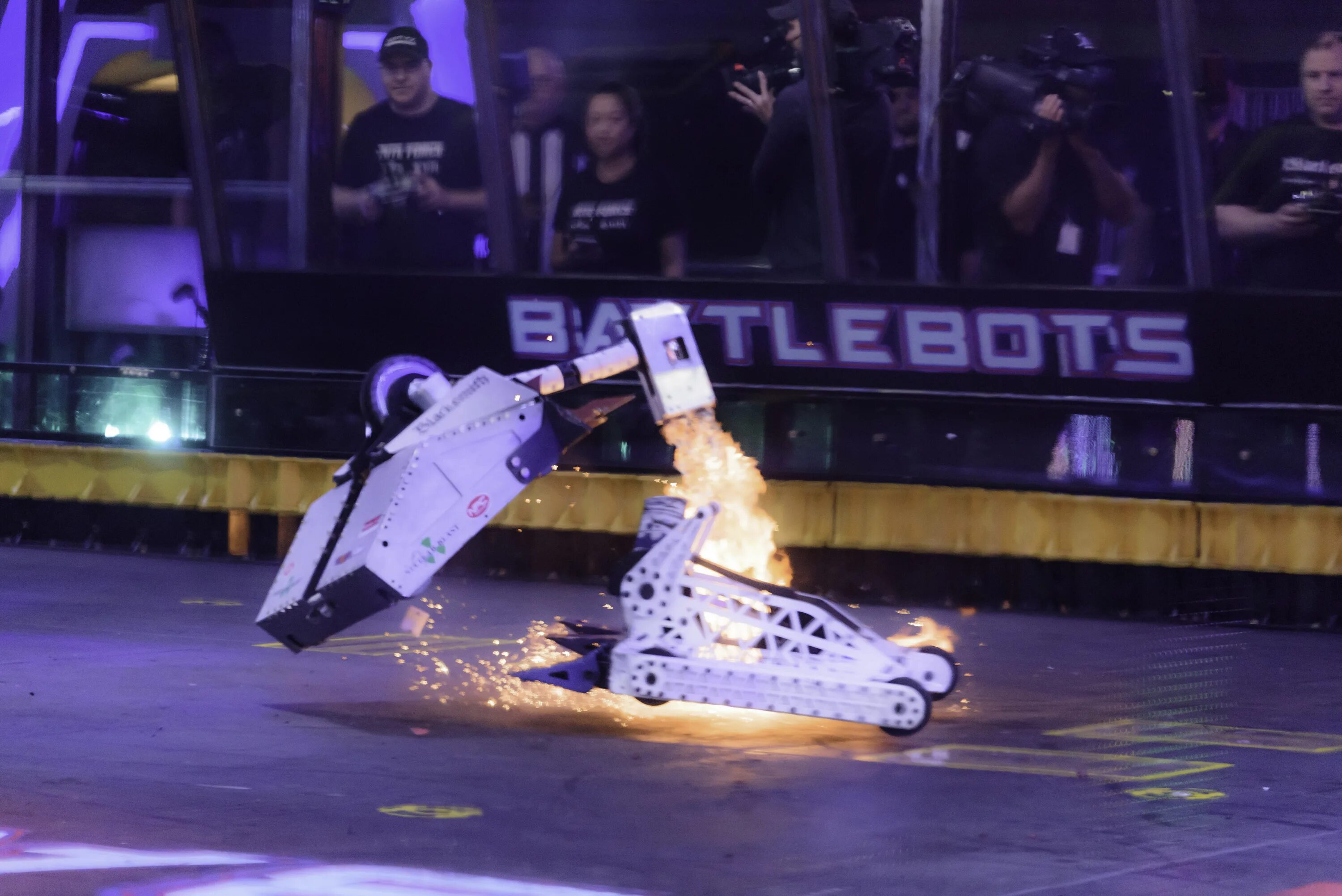 Battlebots 2020. Битва роботов. Робот для битвы роботов. Битва роботов шоу. Битва роботов призовые