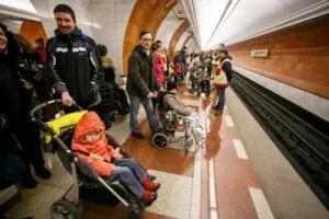 Проезд детей в метро в москве. Детские коляски в метро. метро для детей. в метро с детской коляской. с коляской на эскалаторе.
