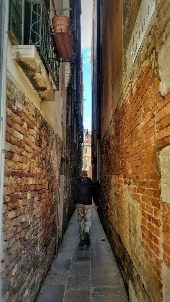 Узкие улицы Венеции. Узкие улочки Венеции. Самая узкая улица в Венеции. Самая узкая улица.
