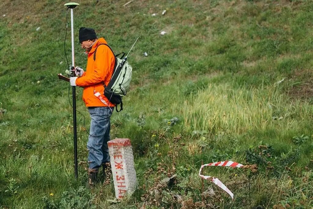 Геодезист вынос границ участка. Геодезия вынос точек в натуру. Геодезические границы земельных участков. Вынос участка в натуру.