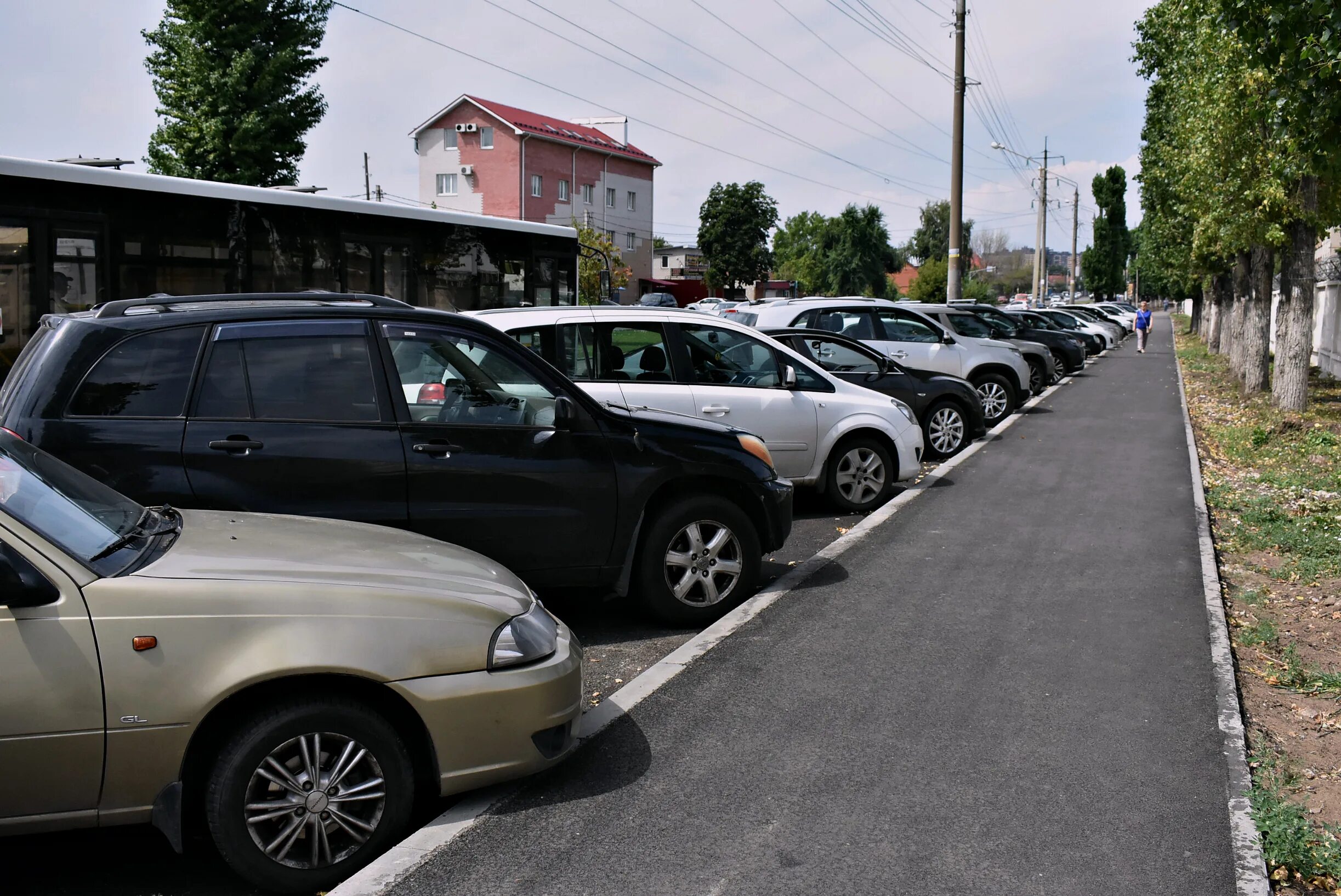 Сайт парковка воронеж. Автомобили на улицах Воронежа. Около двухсот автомобилей. На Магистральная улица парковка. Длинная парковка.