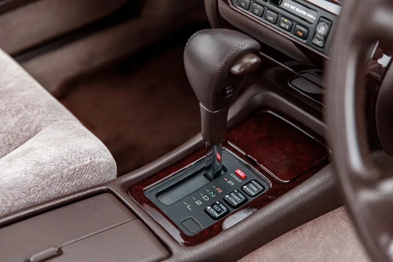 Crown разбор. Toyota crown jzs145. toyota crown 145. toyota crown s140 прикуриватель. toyota crown s140 royal saloon.