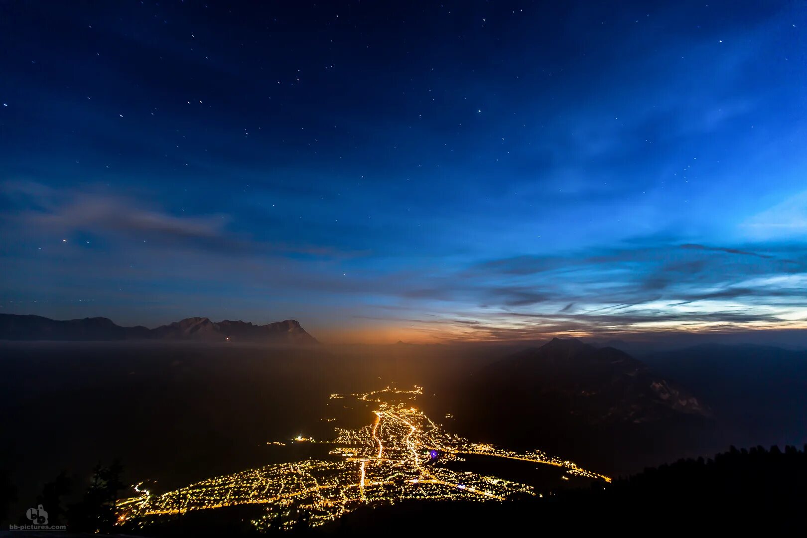 Холм ночью. Ba na Hills ночью. Hills in Night foto.