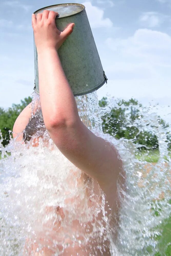 К чему снится облили водой. Ведро с водой. Закаливание водой. Ведро с водой выливается. Ведро воды на себя.