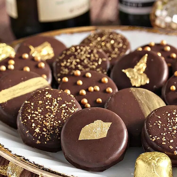Коричневые сладости. Шоколадные конфеты с золотом. Украшение шоколадных конфет. Конфеты печенье. Кондитерская золотые конфеты