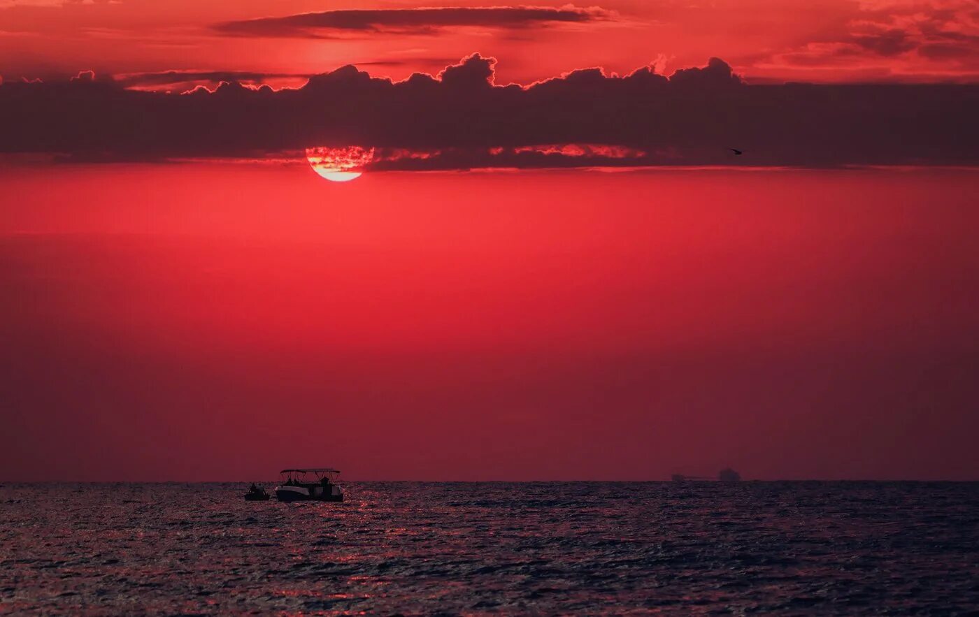 Багровый закат. Красный закат. Красный закат на море. Кровавый закат.