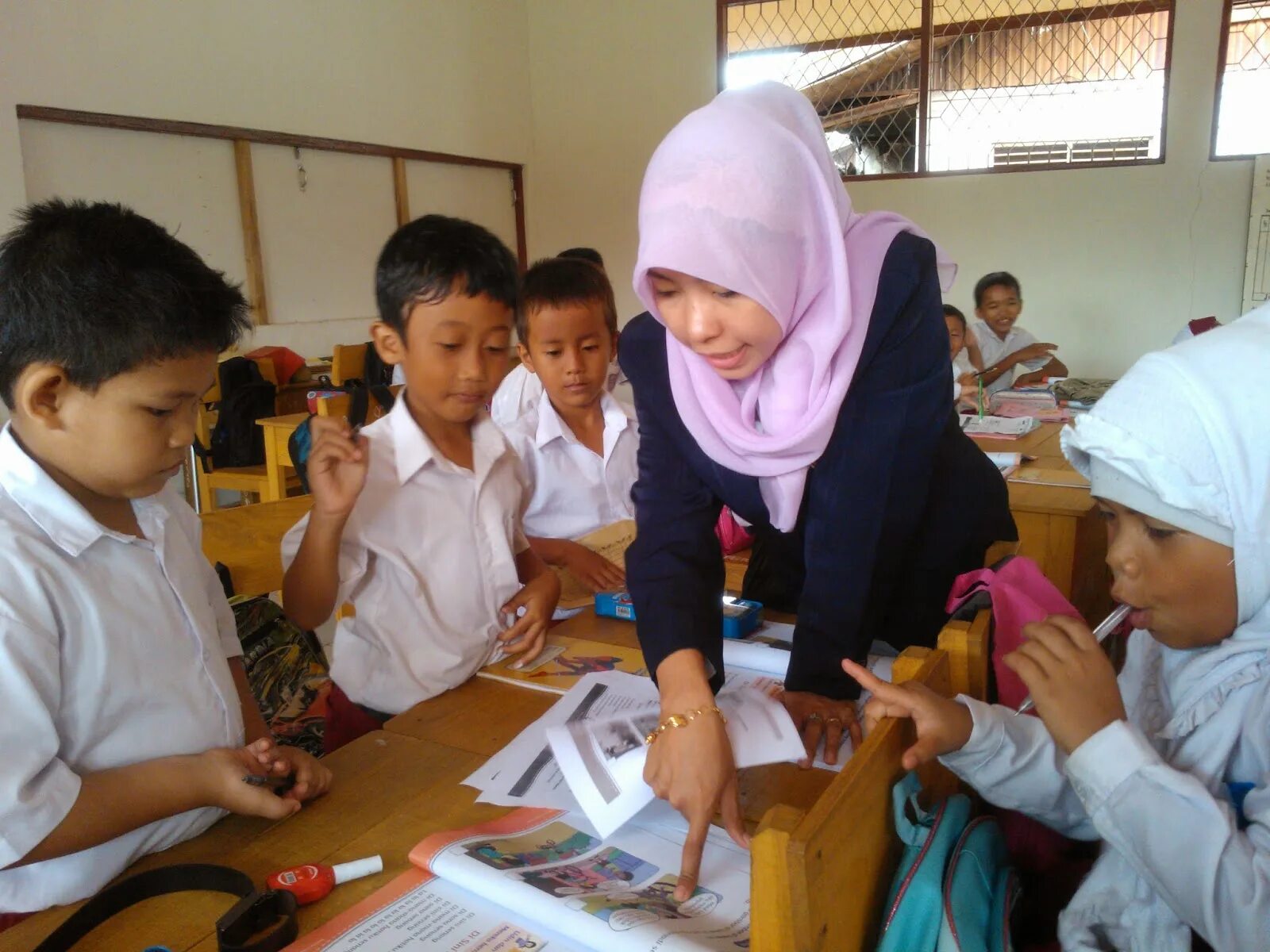 Guru SD. Biyutipul Cikgu lopyuuhh. 3gp Kelas.