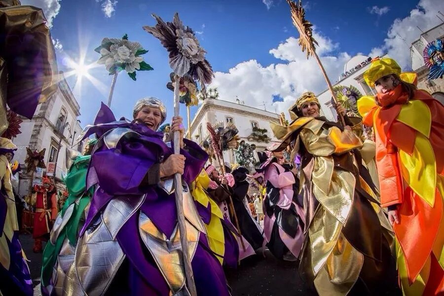 Карнавал закончим. Португальские маски традиционные. Закончен карнавал. Закончен карнавал. Карнавал закончим.