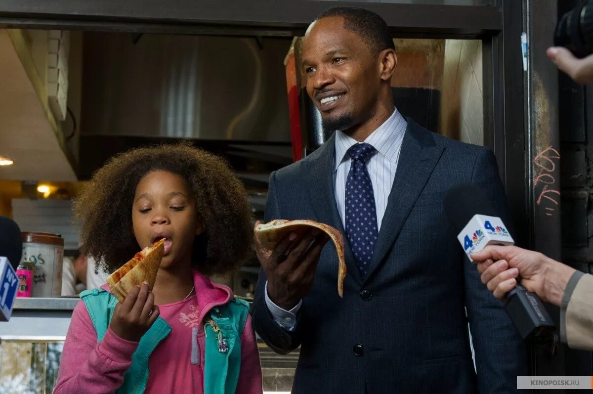 Богач удочерил чернокожую девочку. Annie 2014 фильм. Алиса и питер пэн фильм 2020. Энни 2014. Белль 2013.