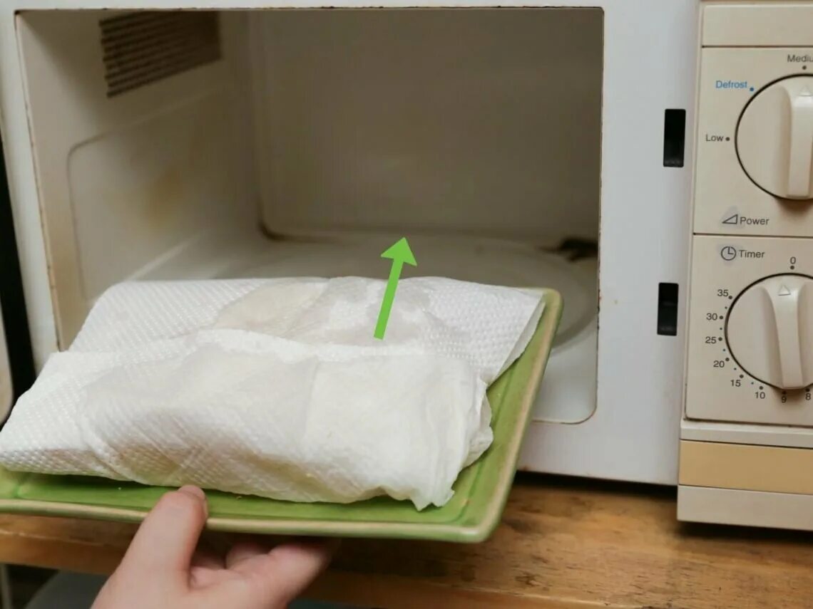 Отстирать старые полотенца. Полотенце в микроволновке. Стирка полотенец в микроволновке. Кухонное полотенце в микроволновке. Стирка в микроволновке кухонных полотенец.