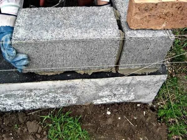 Приспособление для кладки керамзитобетонных блоков. Раствор кладочный для отсевоблока. Укладка блоков. Шлакоблок. Кладка керамзитобетонных блоков.