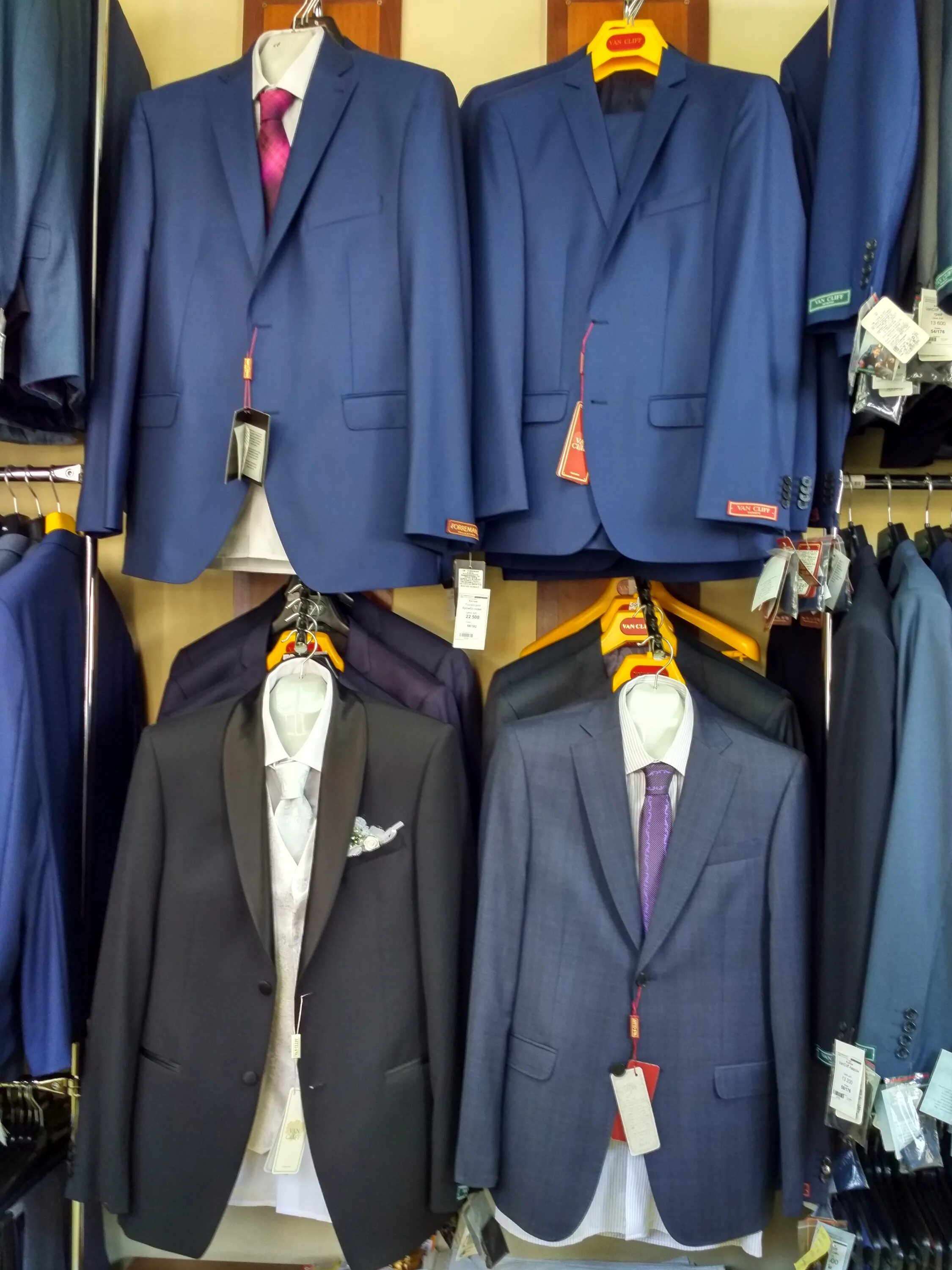 Тосно магазин классической одежды. Мишелин мужские костюмы. Магазин костюмов королев. Рояль одежда. Авиапарк сударь.