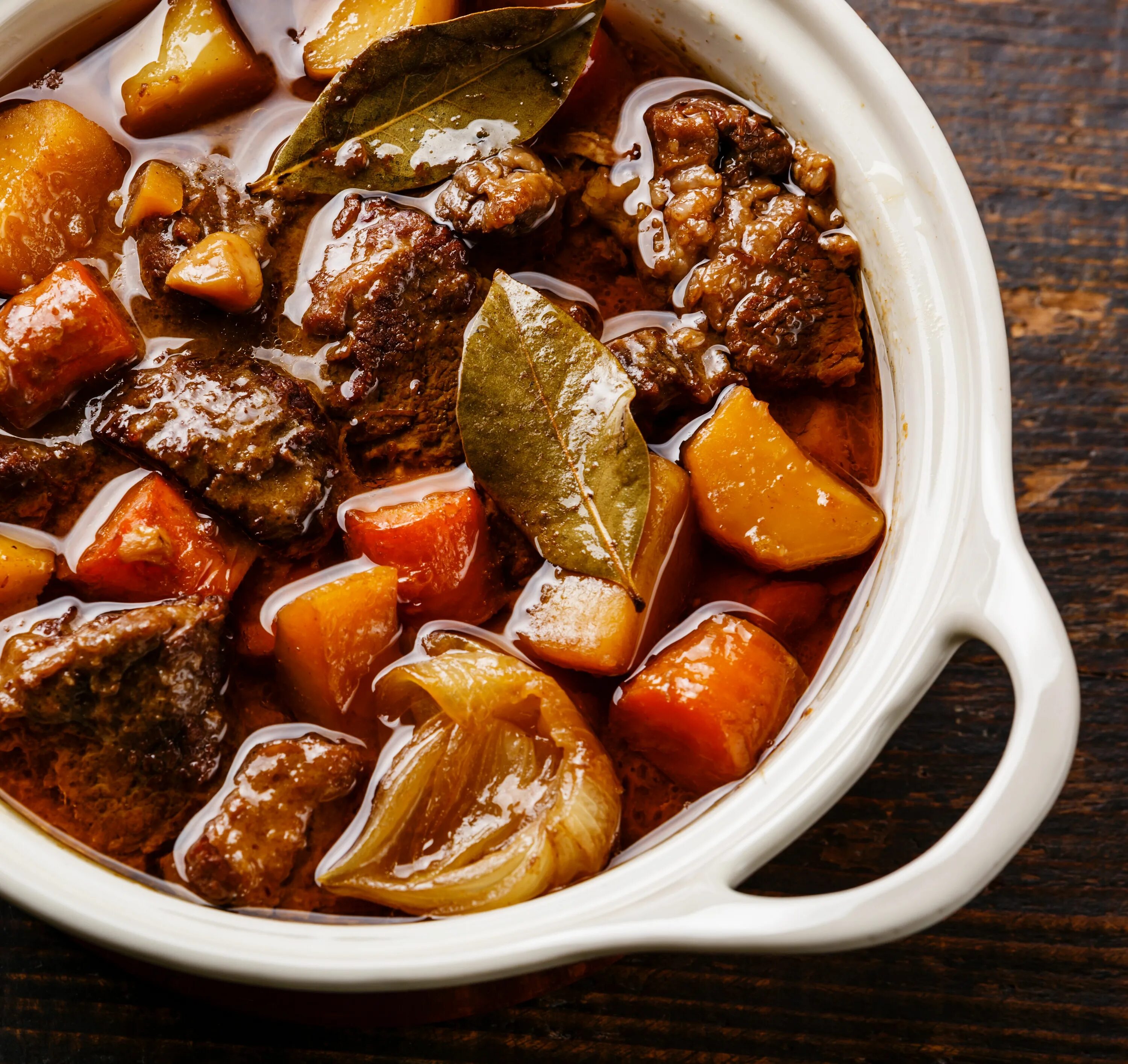 Тушеное мясо с приправой. Курица грузинская кухня чахохбили. Австрийский гуляш. Жаркое с говядиной. Чешский гуляш.