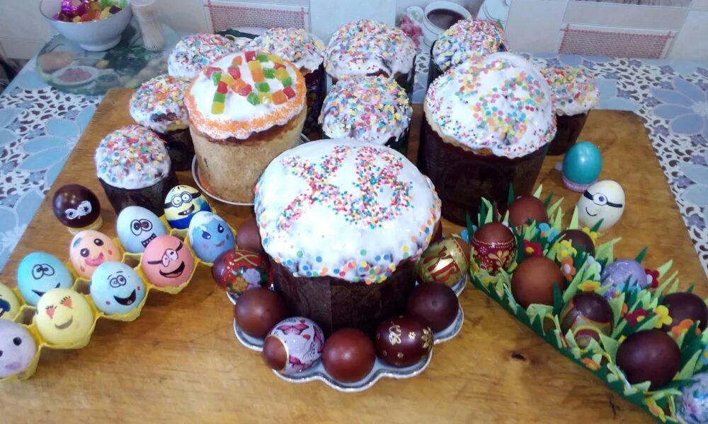 На красную горку пекут куличи