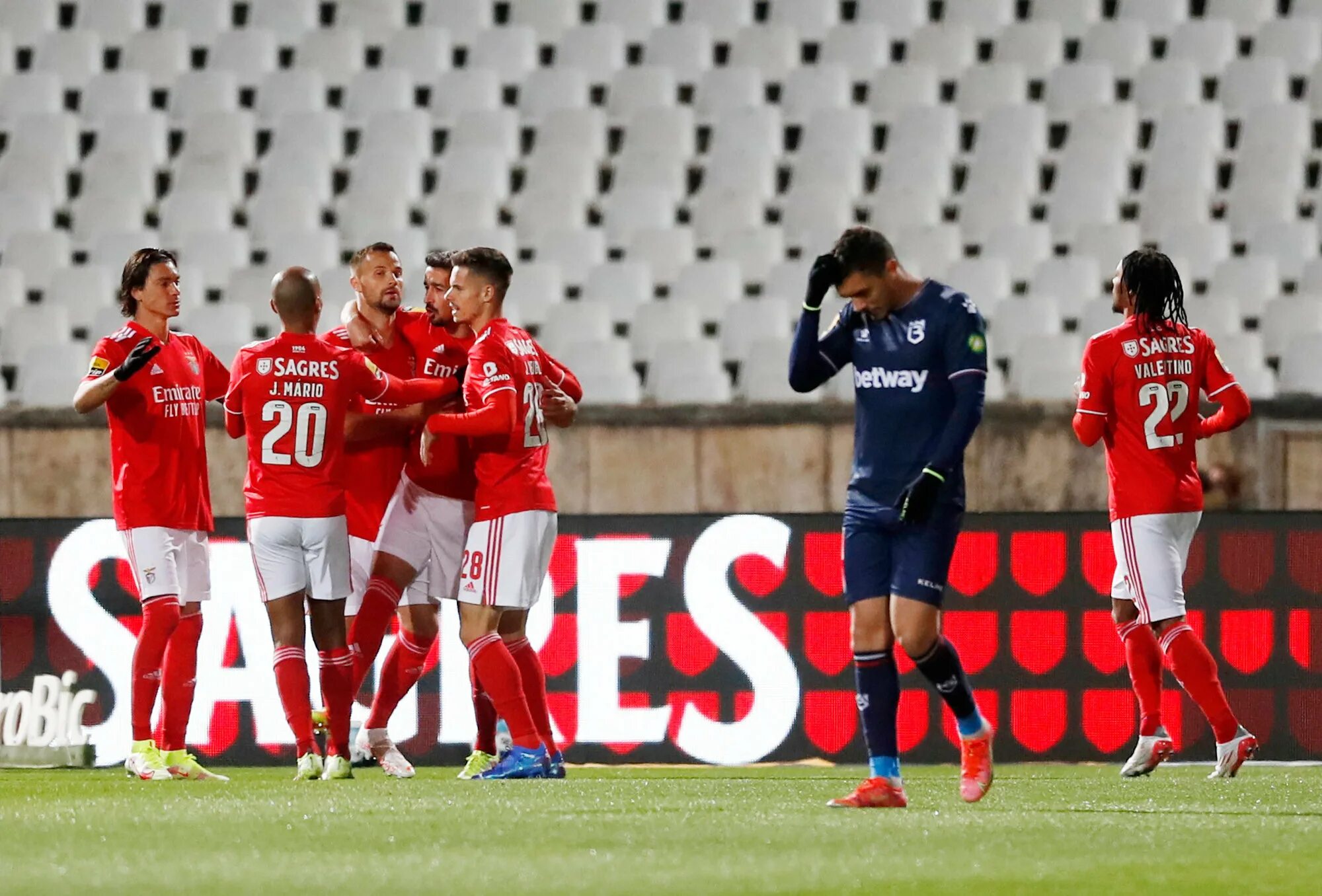 Рафа силва бенфика. Почему прерван матч бенфика. Бенфика игроки. Почему прерван матч бенфика. Бенфика команда.