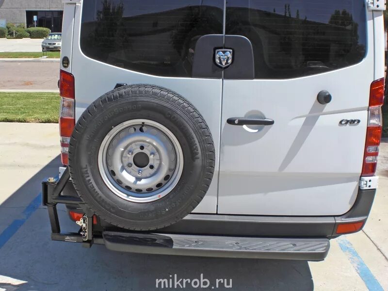 Запаска Мерседес 639. Ford Transit запаска на дверь. Крепление запаски заднее Mercedes Sprinter 906. Peugeot Boxer 3 система запасного колеса.